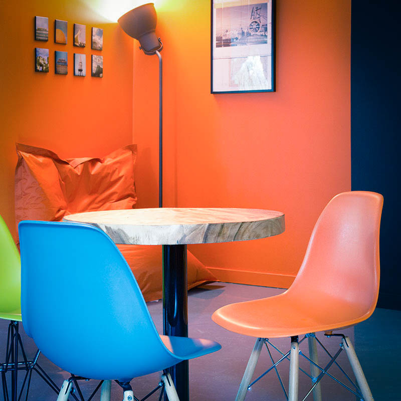 Le local aux accents orange